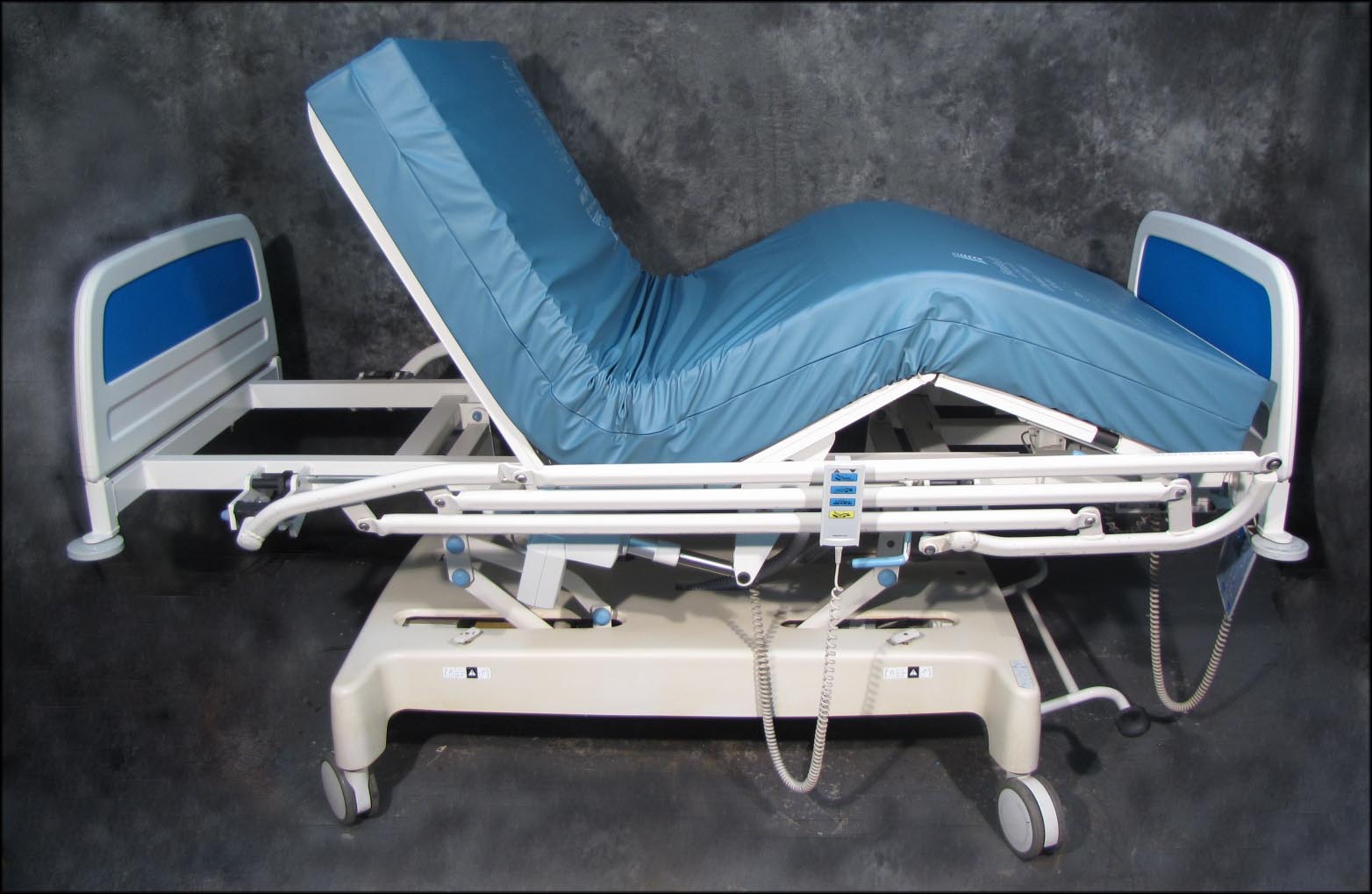 HUNTLEIGH CONTOURA 1080 LARGE PATIENT ELECTRIC BARIATRIC HOSPITAL BED